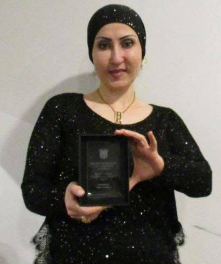 Abeer Alsadoon holding an award